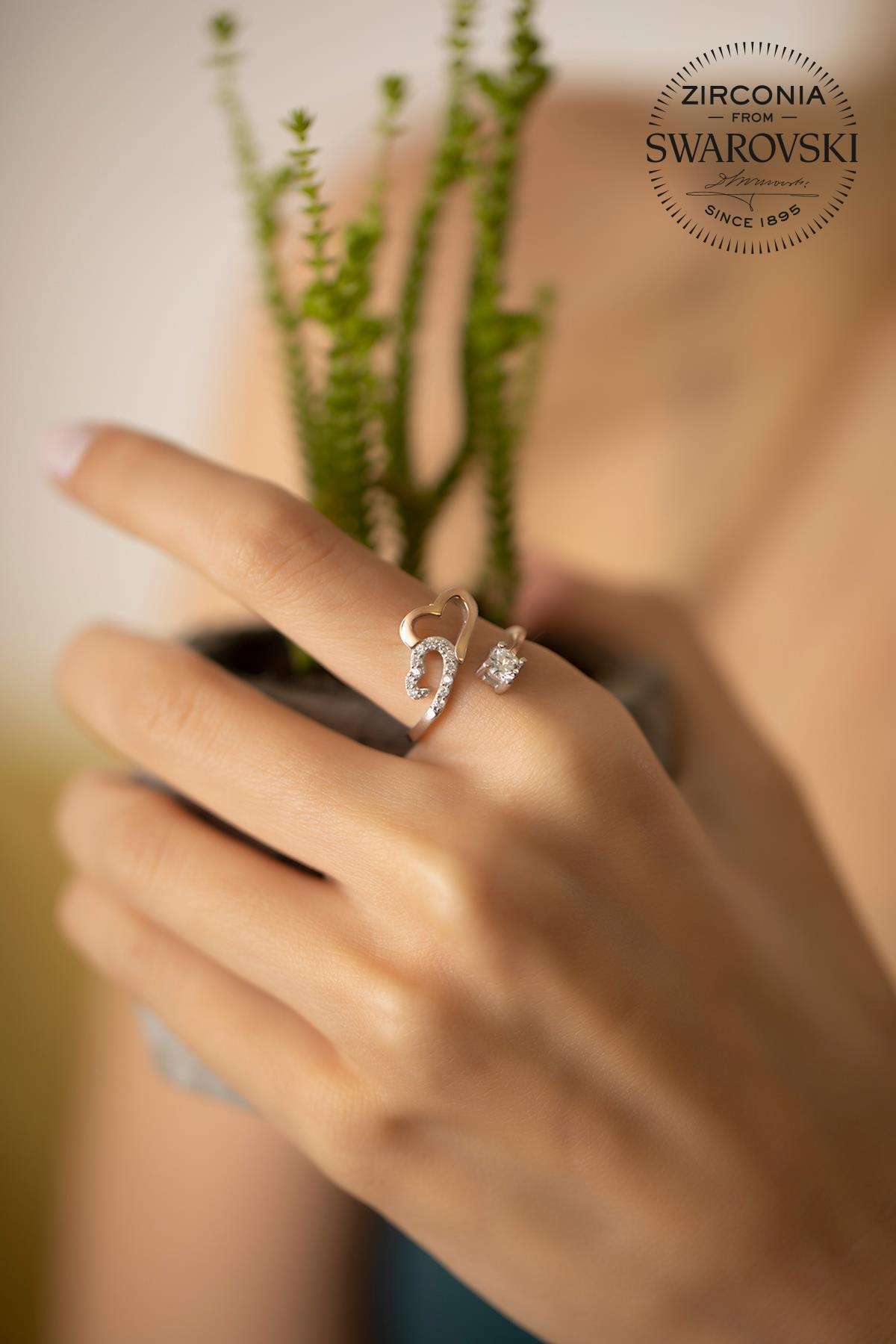 Ninova Silver Kadın Swarovski Taşlı Çift Kalp ve Tektaş Model Gümüş Yüzük PKT-SBS0823
