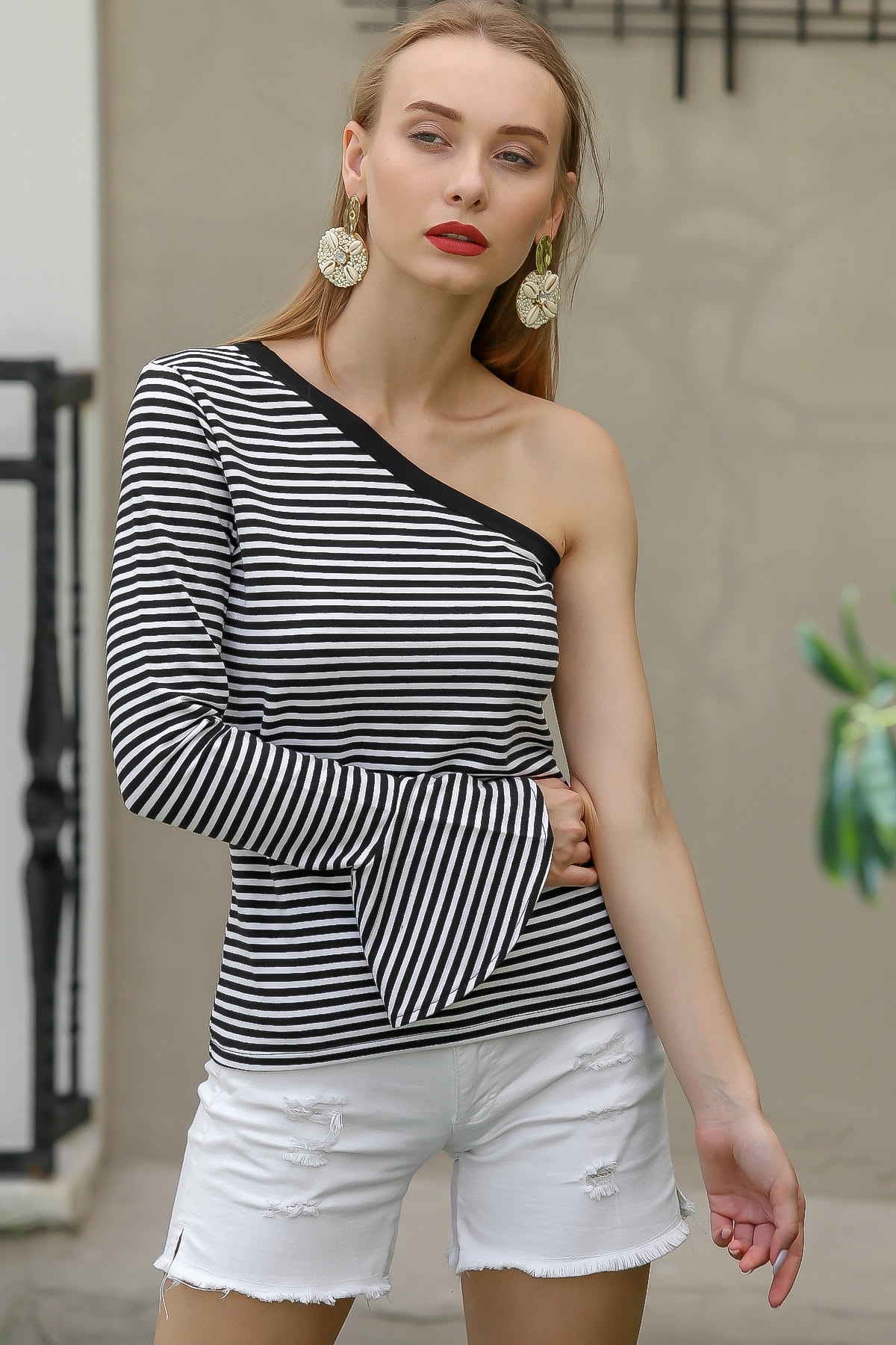 Chiccy Kadın Siyah Casual Tek Kol Volan Detaylı Çizgili Bluz M10010200Bl96089