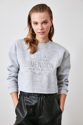 TrendyolMilla Gri Nakışlı Dik Yaka Crop Örme Sweatshirt TWOAW21SW0033