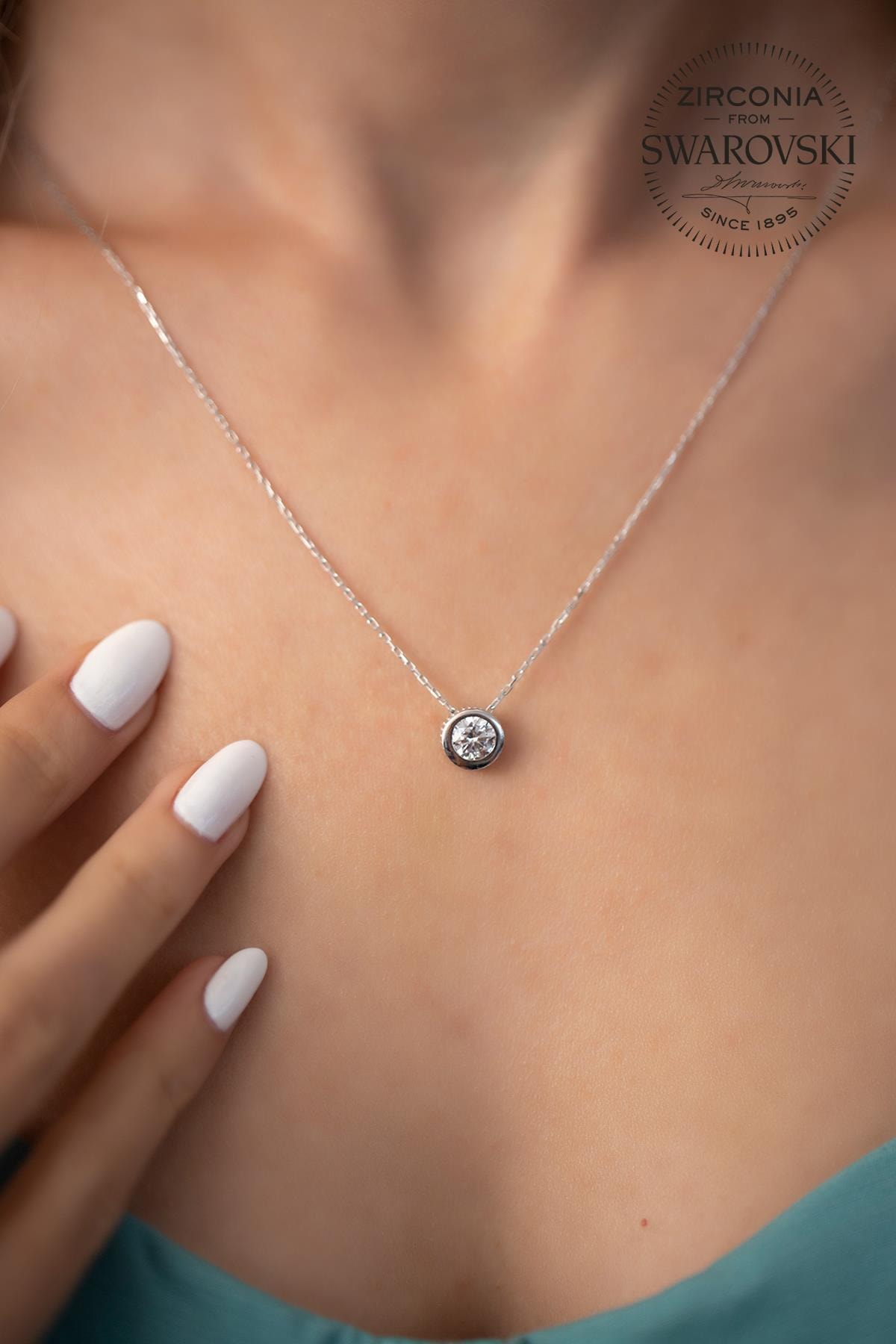 Ninova Silver Kadın Swarovski Taşlı Tektaş Model Montürlü Gümüş Kolye SBS0044