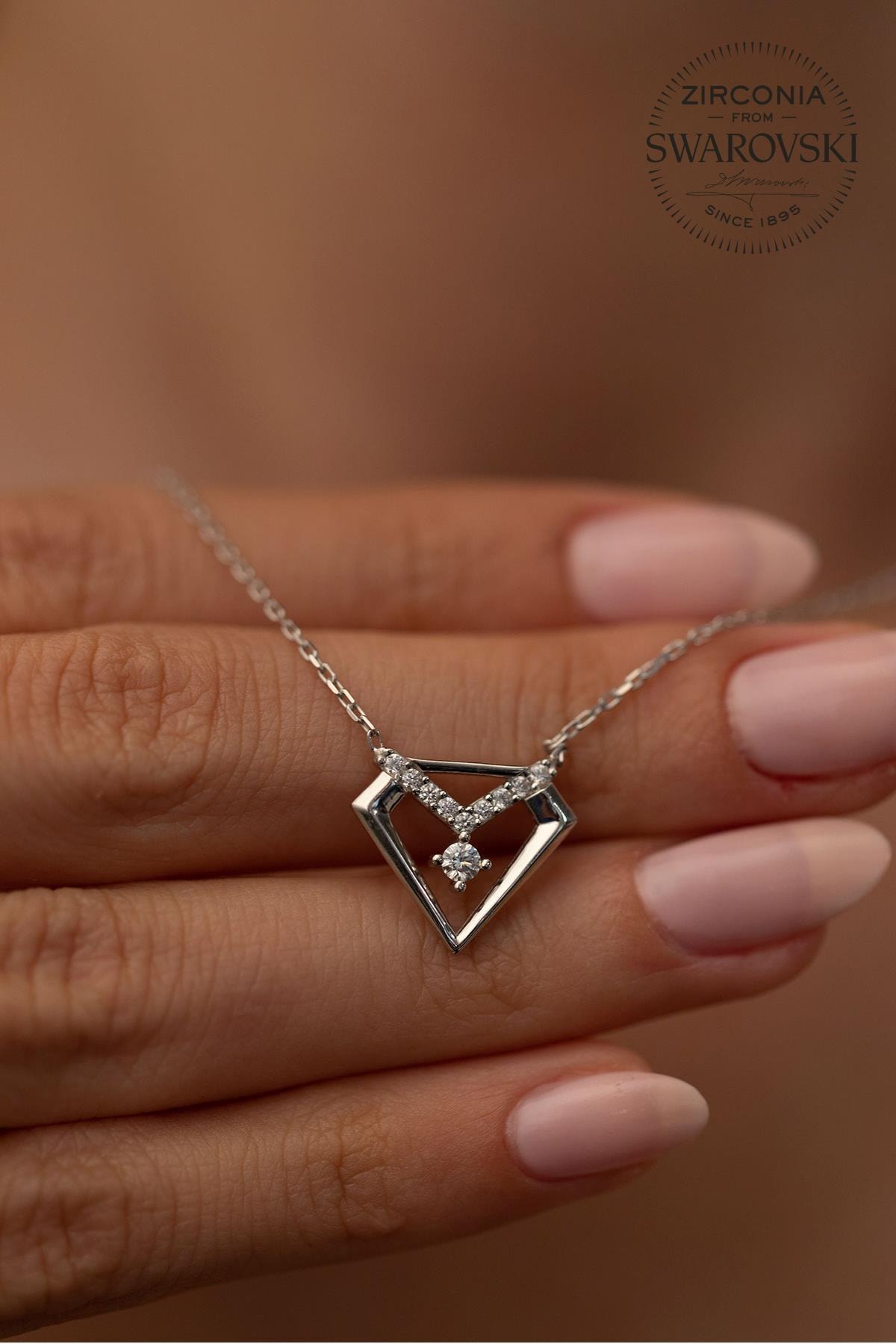 Ninova Silver Kadın Swarovski Taşlı Elmas Modeli Gümüş Kolye PKT-SBS0357