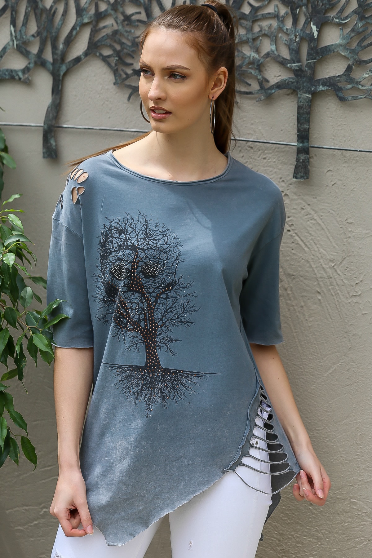 Chiccy Kadın Gri Sıfır Yaka Dev Ağaç Baskılı Yanı Lazer Kesim Asimetrik Yıkamalı T-Shirt M10010300TS98234