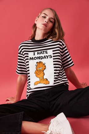 TrendyolMilla Siyah Çizgili Garfield Lisanslı Baskılı Dik Yaka Basic Örme T-Shirt TWOAW21TS0051