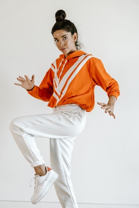 TrendyolMilla Turuncu Baskılı ve Kapüşonlu Spor Sweatshirt TWOAW21SW0391