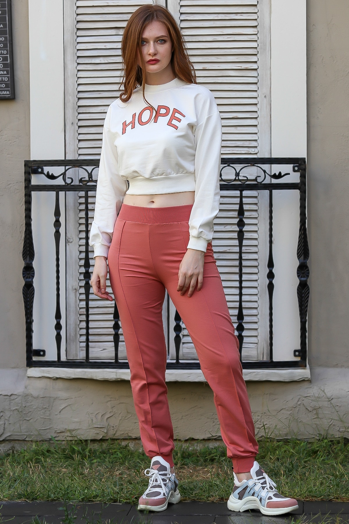 Chiccy Kadın Ekru-Pudra Retro Hope baskı crop üst ve çima dikişli cepli alt eşofman takım M10410000ES99963