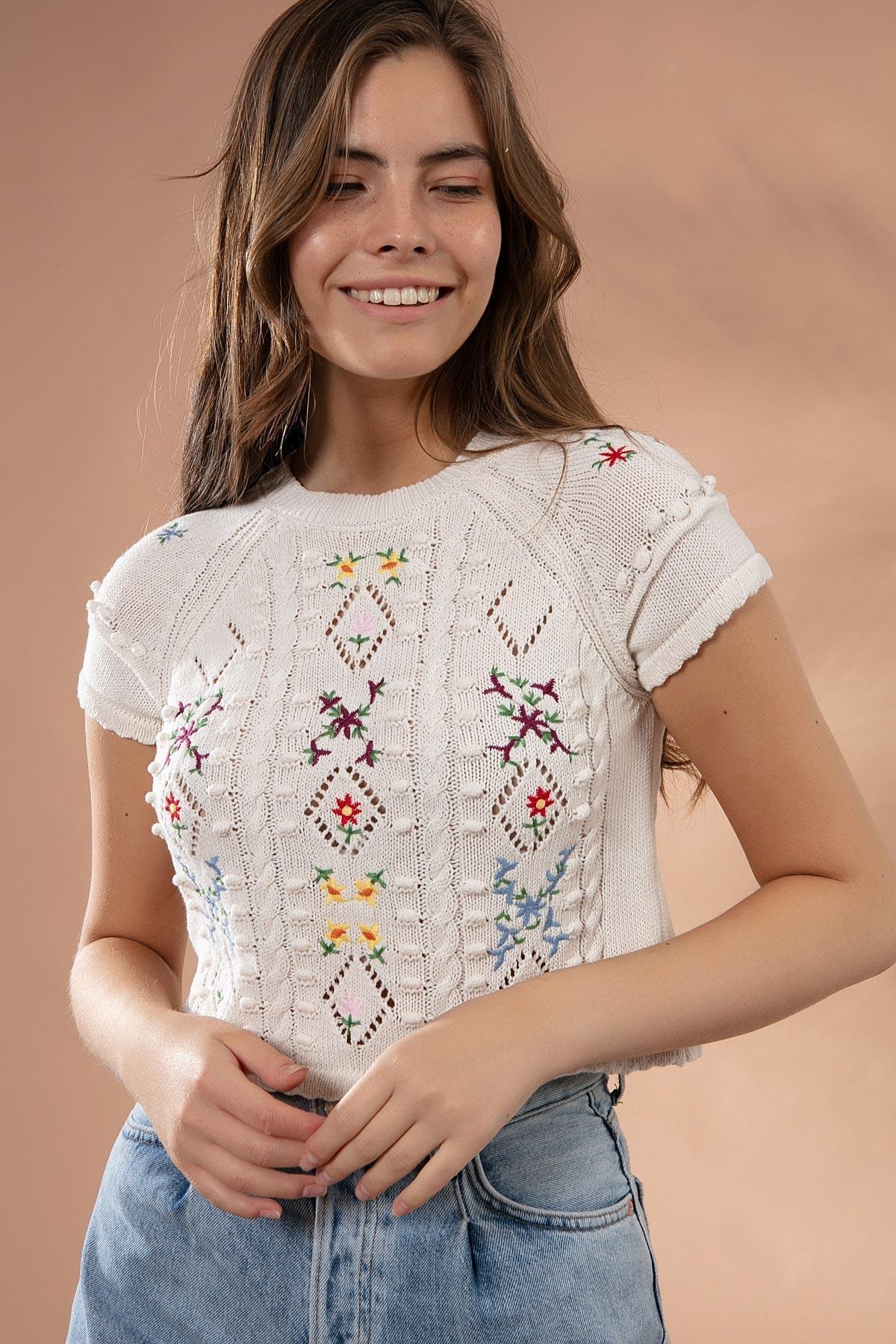 Y-London Kadın Ekru Çiçek Nakışlı Kısa Kollu Crop Triko Kazak Y20W177-2541