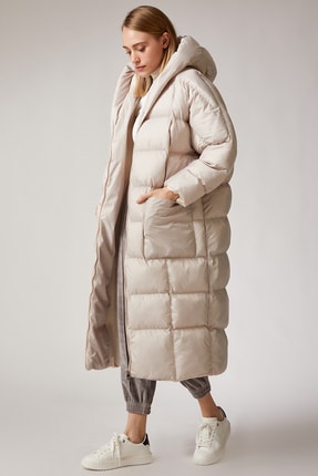 Happiness İst. Kadın Krem Kapüşonlu Su Geçirmez Oversize Uzun Şişme Kaban US00182