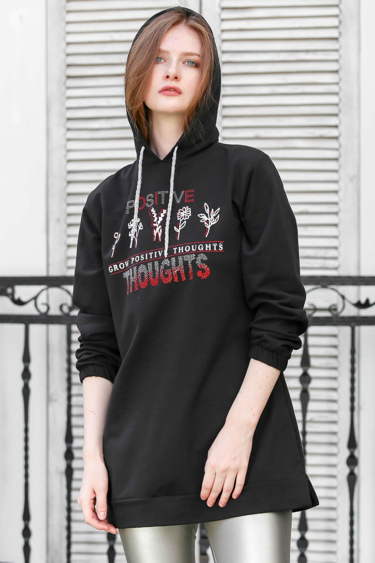 Chiccy Kadın Siyah Retro Stut Detaylı Positive Sloganlı Kapüşonlu Sweat M10010700SW99332