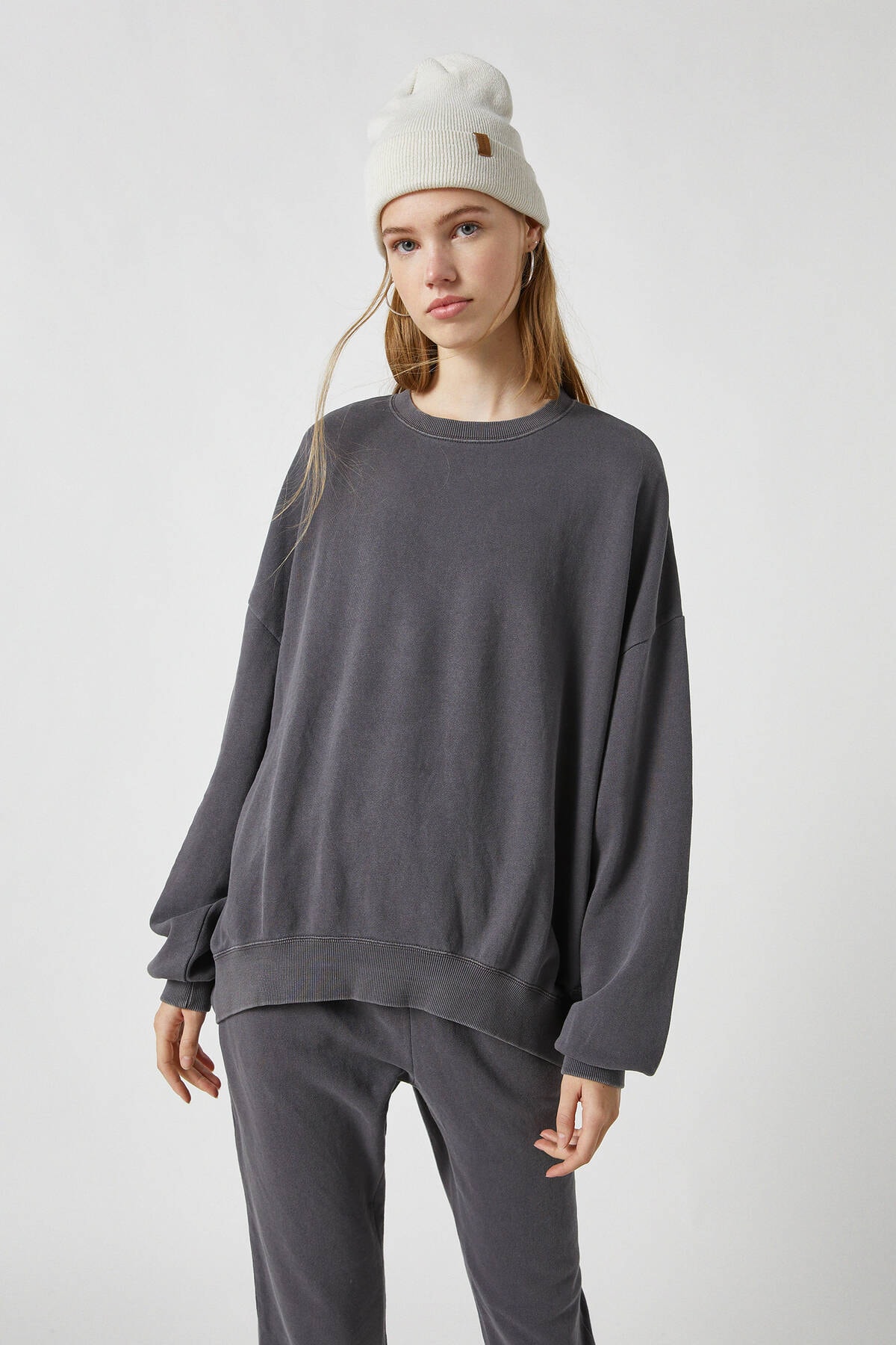Pull & Bear Kadın Antrasit Gri Soluk Efektli Oversize Sweatshirt 09594390