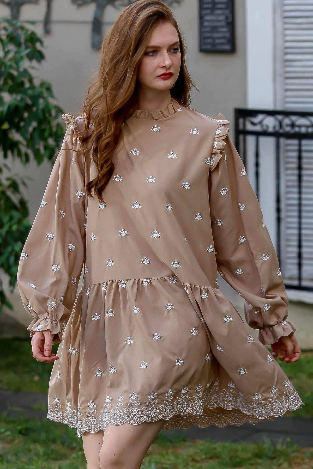 Chiccy Kadın Camel Sıfır Yaka Fisto Nakışlı Büzgülü Etek Ucu Dilim Detaylı Elbise M10160000EL96184