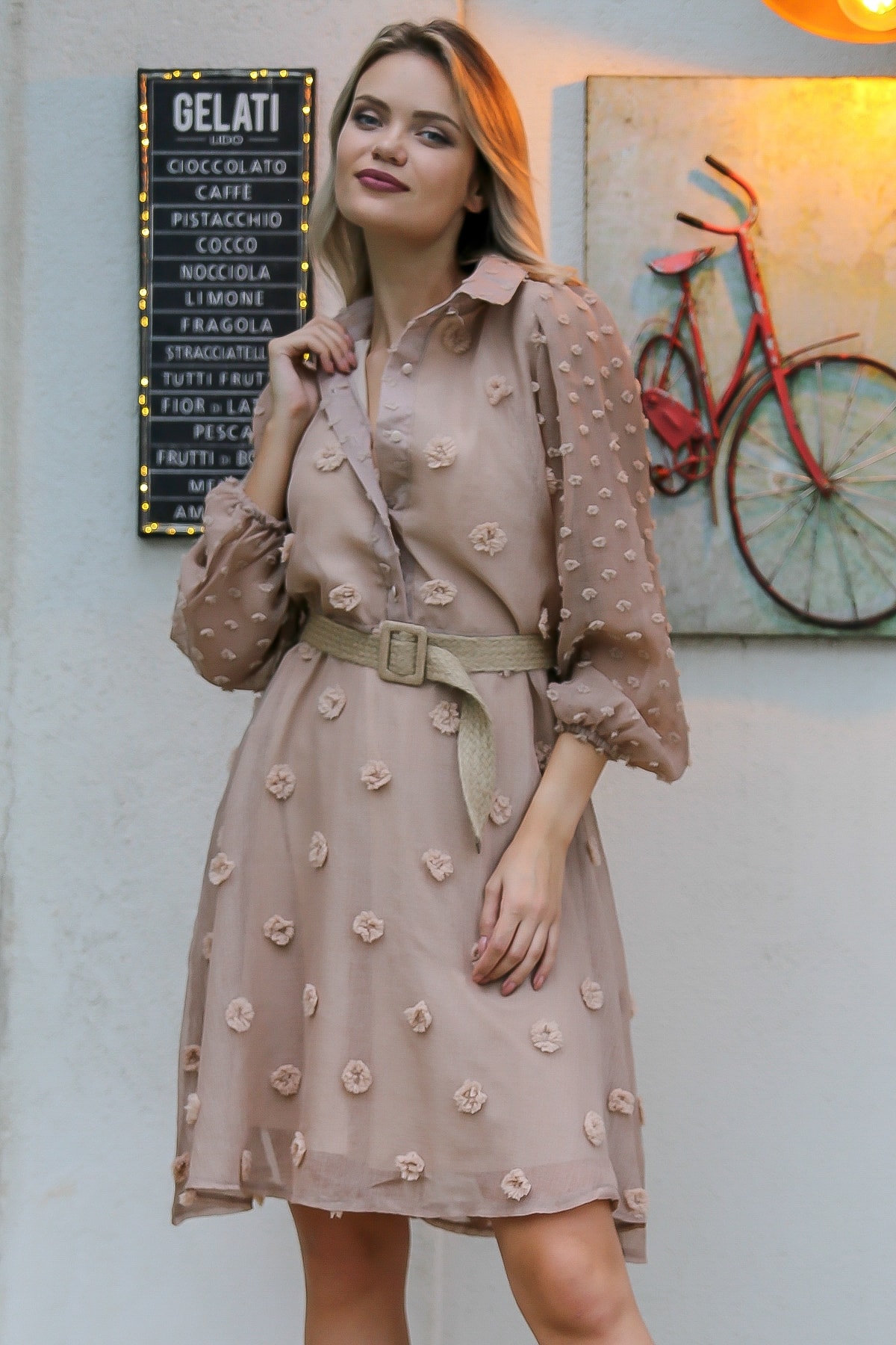 Chiccy Kadın Camel Vintage Dev 3D Çiçek Detaylı Gömlek Yaka Astarlı Kemerli Elbise M10160000EL96122