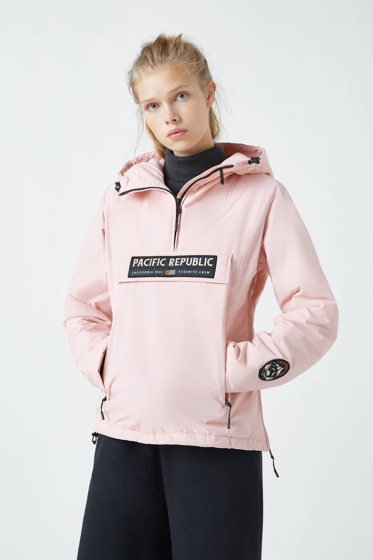 Pull & Bear Kadın Soluk Pembe “Pacific Republic” Logo Baskılı Kanguru Mont 09710333