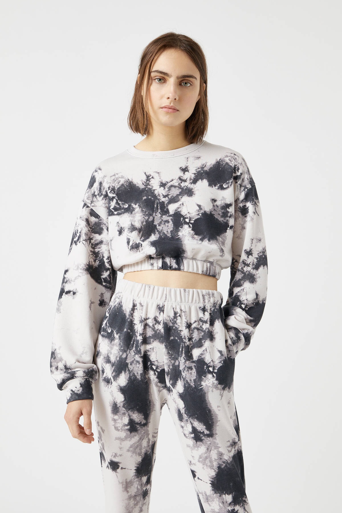 Pull & Bear Kadın Taş Rengi Elastik Kenarlı Batik Desenli Sweatshirt 04591323