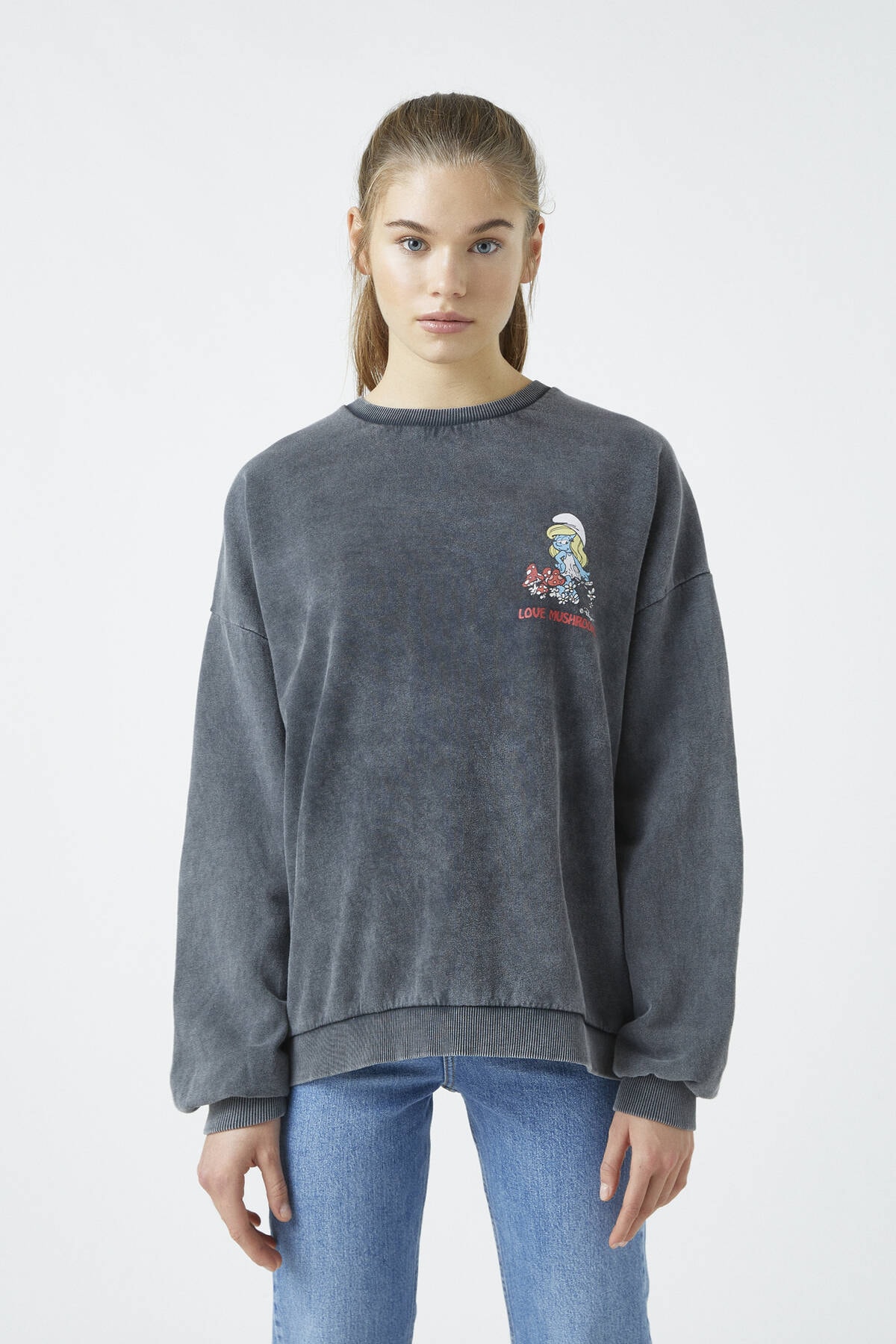 Pull & Bear Kadın Soluk Siyah Bisiklet Yaka Şirine Görselli Sweatshirt 04591306
