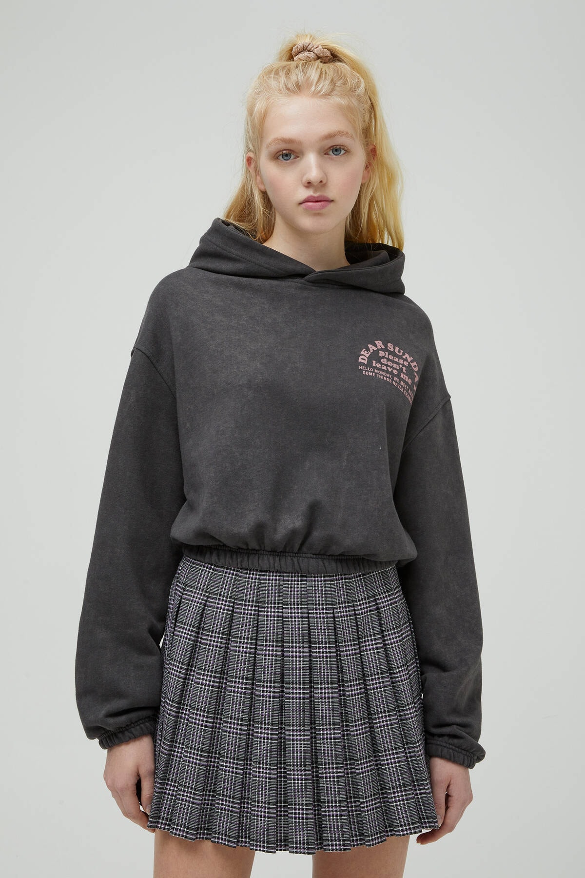 Pull & Bear Kadın Soluk Siyah Sırtı Görselli Kapüşonlu Sweatshirt 04591321