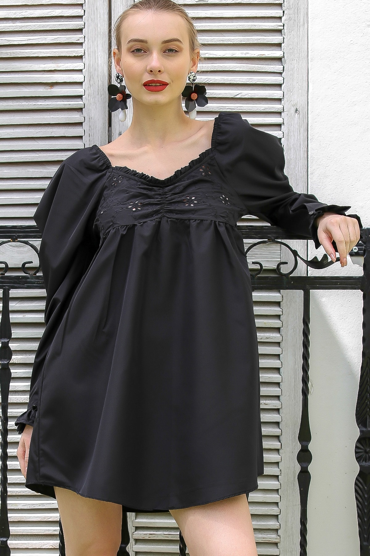 Chiccy Kadın Siyah Retro Beşgen Yaka Fisto Detaylı Karpuz Kol Elbise M10160000El96790