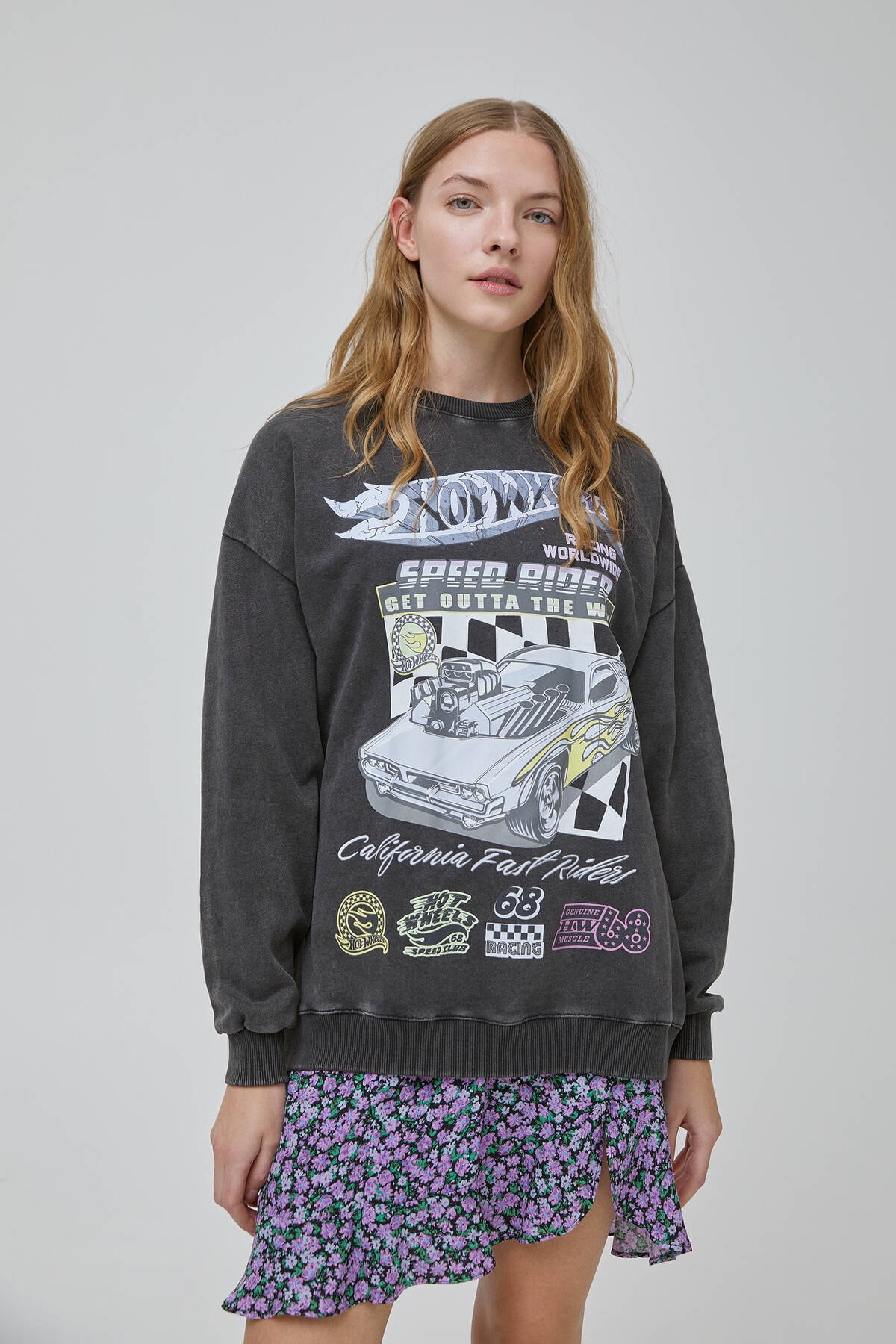 Pull & Bear Kadın Soluk Siyah Efektli Hot Wheels Görselli Sweatshirt 04591312