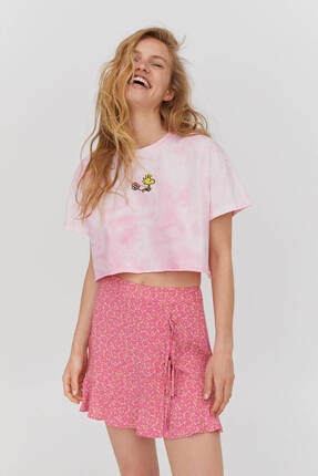 Pull & Bear Kadın Pembe Batik Desenli Snoopy Görselli Organik Pamuklu T-shirt