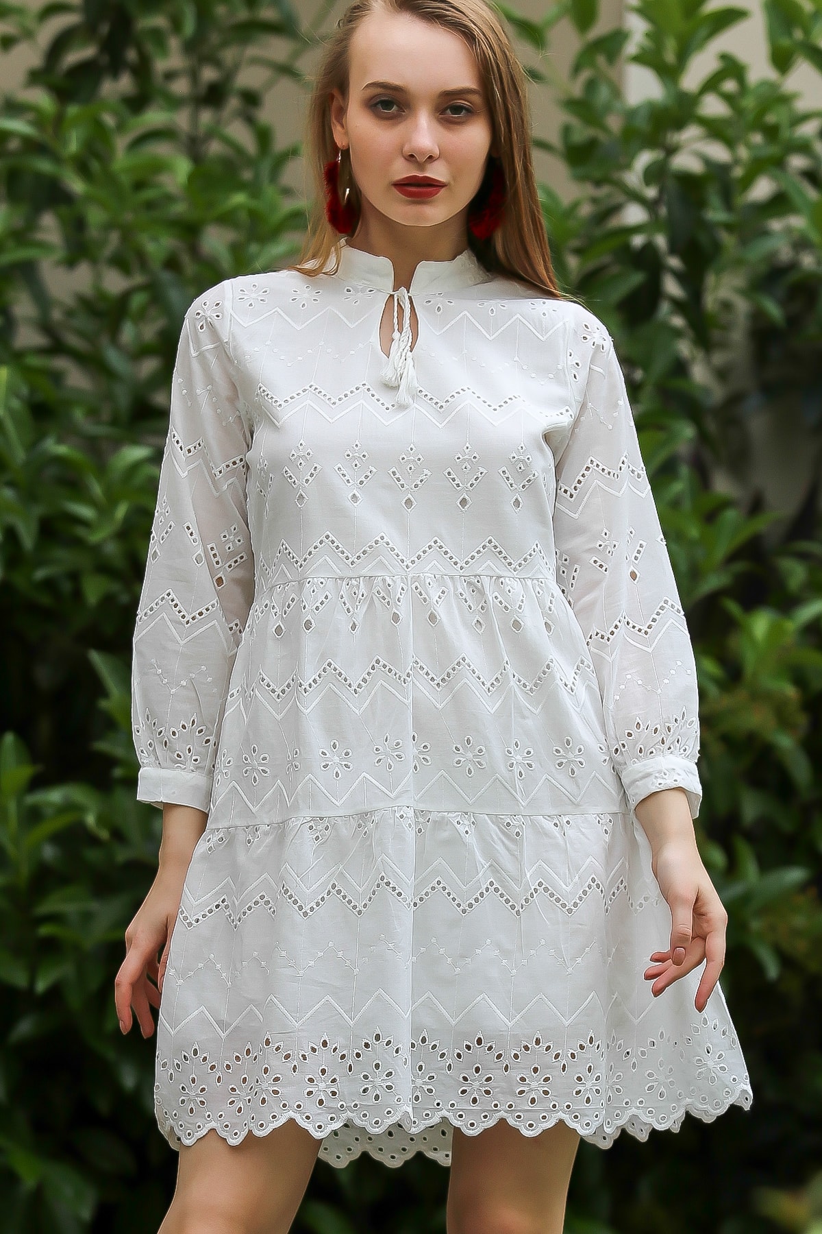 Chiccy Kadın Beyaz Vintage Dik Yaka Bağlama Detay Geometrik Fisto Etek Ucu Dilimli Elbise M10160000EL96765