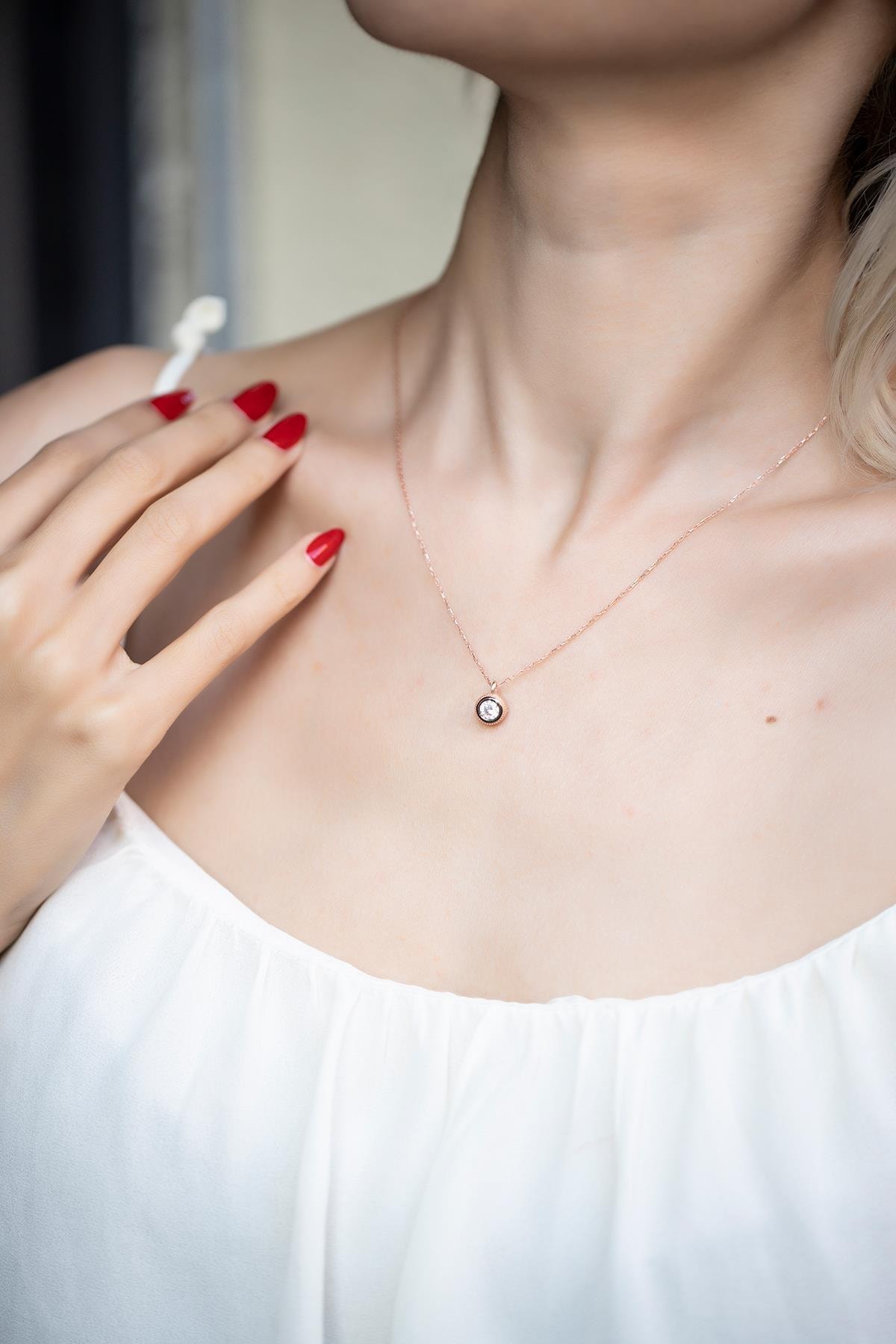 İzla Design Kadın Yuvarlak Model Montürlü Zirkon Taşlı Gümüş Kolye İZLASLVR00589