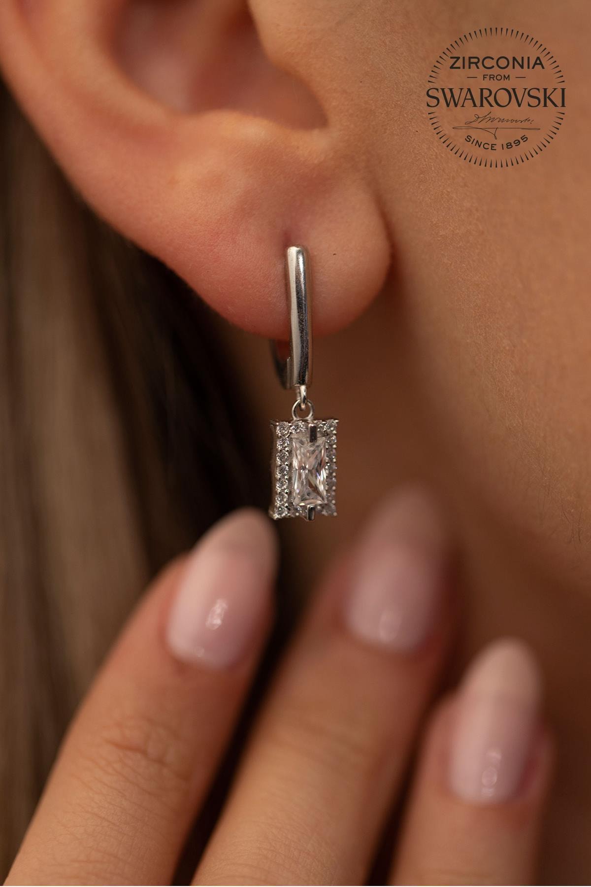 Ninova Silver Kadın Swarovski Taşlı Dikdörtgen Baget Model Gümüş Küpe PKT-SBS0387